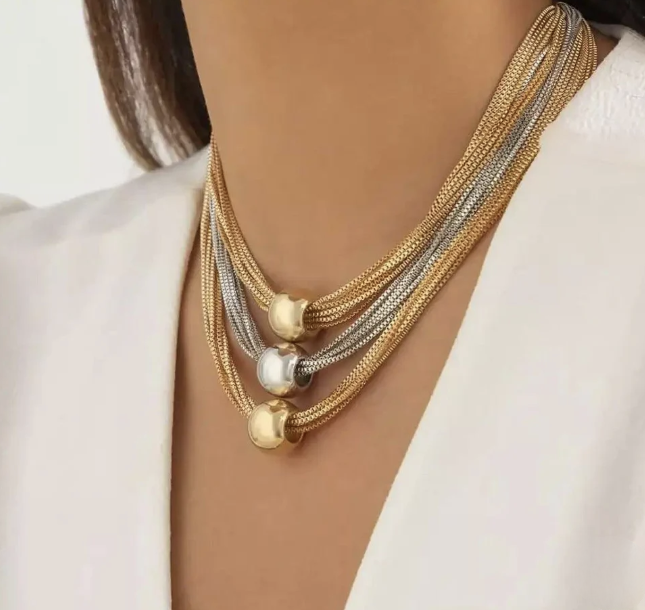 Collar de Capas para la Mujer Moderna